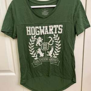 Harry Potter Hogwarts Crest V-Neck Graphic Women’s T-Shirt Green Size Large